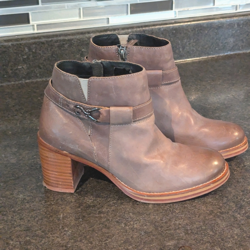 Size 38 (US 7.5) J Shoes leather ankle boots